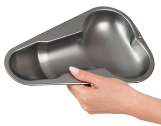 En hand håller en metallisk bakform formad som ett ben, perfekt för att skapa en unik Penis Bakform eller till och med en finurlig kompis födelsedags tårta.