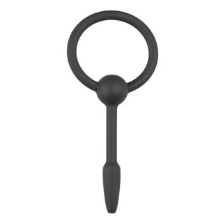 En svart hundtuggleksak i gummi formad som en pinne, med ett cirkulärt handtag upptill, som påminner om Silikon Dilator Penisplug.