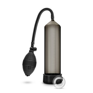 Penispump Performance 21 cm är en genomskinlig vakuumanordning med en svart squeeze glödlampa och flexibel tub, designad för personligt bruk.