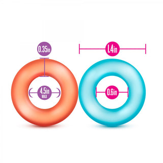Illustration av två penisringar från "Penisringar 6-Pack I Olika Färger": en röd med en diameter på 4,5 tum och en blå TPE-ring som mäter 1,4 tum i diameter, visas på en vit bakgrund.