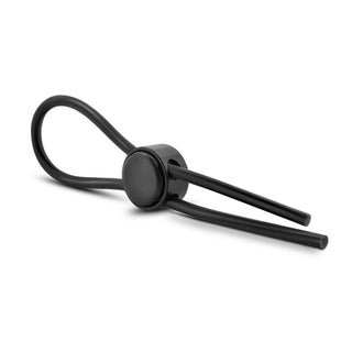 En elegant svart kabelhållare med en cirkulär klämma och flexibel ögla, som återspeglar den minimalistiska designen hos Justerbar Penisring - Stay Hard, på en orörd vit bakgrund.