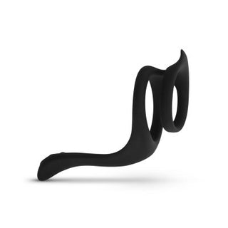 Easytoys Pleasure Penisring är en svart, abstrakt, vriden öglaskulptur med silikons släta elegans, mot en vit bakgrund.