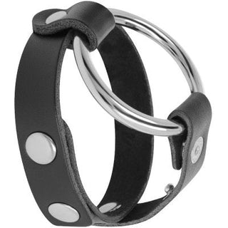 Ett svart läderband med silvernitar, med en central metallring från produkten "Penisring Med Pungspridare.
