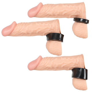 Tre realistiska beige silikonmodeller från "Penisring - Rebel MBS Ball Stretching Kit" är placerade i olika vinklar, var och en med en svart pungringar vid basen.