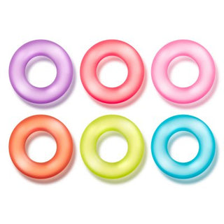 Sex livfulla uppblåsbara ringar – lila, röda, rosa, orange, gröna och blå – ger scenen en lekfull twist. I likhet med Penisringar 6-Pack I Olika Färger tillverkad av TPE, ger dessa ringar flexibilitet och roligt för alla åldrar.