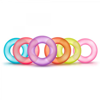Penisringar 6-Pack I Olika Färger är färgglada, genomskinliga ringar gjorda av TPE, som visar blått, rött, lila, orange, grönt och rosa mot en vit bakgrund.