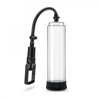 Penispump - Performance VX3 är en transparent cylindrisk vakuumpump med ett svart handtag och flexibel slang, designad för att förbättra erektionseffektiviteten med precision.