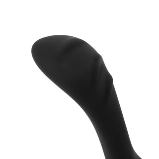En närbild av den böjda spetsen på en Easytoys Pleasure Penisring i svart silikon mot en vit bakgrund, utformad för ökad komfort och hållbarhet.