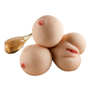 Bröstformad onaniprodukt i TPE, 2,7 kg, med vaginal öppning och en liten flaska bredvid.