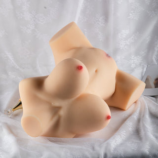 XXL-masturbator i mjuk TPE, 10,9 kg, hudfärgad med stora bröst, avbildad mot vit spets.