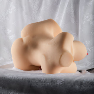 Masturbator XXL i mjukt TPE, hudfärgad, väger 10,9 kg, avbildad mot en vit bakgrund av tyg med spetsmönster.