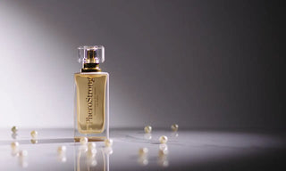 PheroStrong By Night Women parfymflaska, 50 ml, klart glas med svart lock, stående på en grå bakgrund.