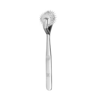 Pinwheel 7-Hjul är ett elegant medicinskt verktyg i metall med ett spikhjul på ett robust handtag, perfekt för sensoriska tester och fungerar även som ett spännande BDSM-tillbehör.