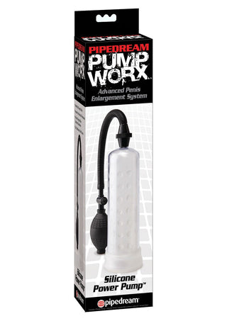 Pipedream Silikon Penispumps förpackning framhäver dess eleganta design och erbjuder en toppmodern silikonpenispump för ökad manlig potential. Setet innehåller en slang och manuell pump, perfekt för effektiva penisförstoringslösningar.