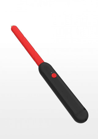 TabooM Electroplay Stinger, en svart och röd handhållen elektrisk tändare med en elegant design och strömknapp, väcker intriger i elektrospel med sin stinger-liknande gnista, mot en skarp vit bakgrund – perfekt för att tända nya upplevelser.