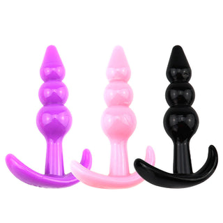 T-Plug 08 Buttplug 9 cm är en nybörjarvänlig analplugg i TPE-material med böjd bas och pärlformad design, finns i lila, rosa och svart.