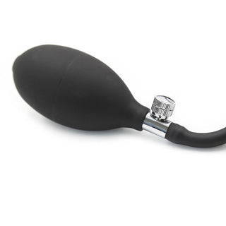 Svart luftpumpslampa av gummi med metallventil på vit bakgrund, designad för att förbättra din Ohmama Fetish Uppblåsbar Dildo-upplevelse.