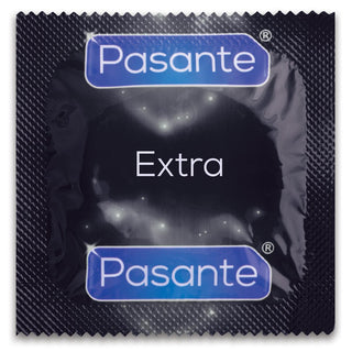 Det svarta, strukturerade kondomomslaget innehåller texten "Pasante Extra Safe Kondomer" med blått märke, vilket ger extra säkert skydd.