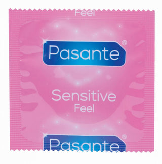 Pasante Feel 12-pack rosa kondomomslag med blå logotyp erbjuder ultratunna kondomer för en naturlig känsla.