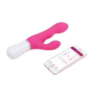 Lovense Nora, en rosa kaninvibrator, visas bredvid en smartphone som visar dess kontrollapp, allt mot en vit bakgrund.