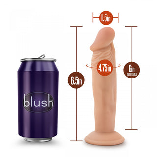 En lila läskburk sitter bredvid Dr Skin Realistisk Dildo 15 cm i beige PVC. Stående 6,5 tum hög, med 6 tum insättbar längd, en bredd på 1,5 tum och en omkrets på 4,75 tum, den är designad för realistiska förnimmelser.