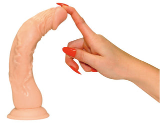 En hand med röda naglar böjer spetsen på en European Lover 23cm Sugproppsdildo, vilket framhäver dess flexibilitet och säkra grepp.