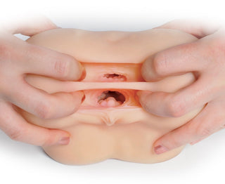 Händer som manipulerar Realistisk Vagina - Fuck Me Silly och visar upp dess verklighetstrogna material och intrikata inre detaljer.