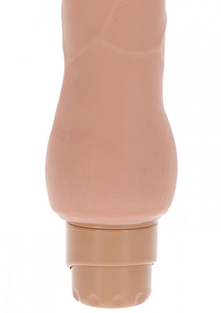 Närbild av Naturskön Vibratordildo 22 cm, ett beige cylindriskt föremål tillverkat av TPE-material med en strukturerad yta och rundad, räfflad ände.