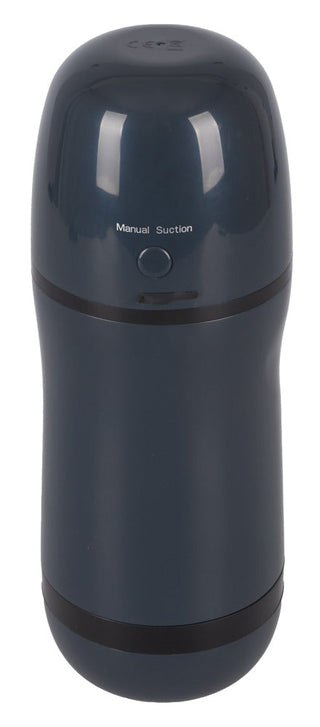 Kompakt och elegant, Rebel Masturbator - Sugande Effekt har "Manual Suction" på sin mörka cylindriska kropp, som erbjuder både effektiv avslappning och sugande effekter du söker.