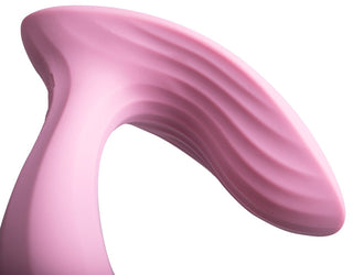 Närbild av Svakom Erica, ett rosa böjt föremål med en räfflad textur, möjligen ett ergonomiskt designelement som ingår i modern skulptur.