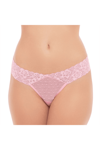 En person som bär Rene Rofe Spetstrosa-rosa trosor, med en delikat spetslinning och genomskinlig prickig frontpanel. Bilden framhäver mittpartiet och visar plaggets design och struktur.