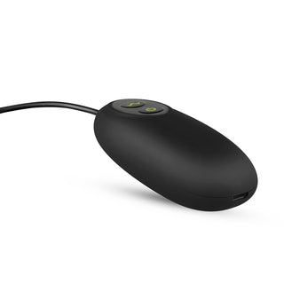 Glynn Realistic Vibrator är en svart, oval enhet med två gröna knappar på toppen. Den erbjuder 10 vibrationslägen, har en kabel i ena änden och har en liten USB-port. Isolerad på en vit bakgrund är den redo för en fjärrstyrd realistisk upplevelse.