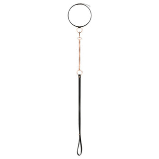 Roséguld Halsband med Koppel är en elegant svart krage gjord av veganskt läder, med roségulddetaljer, en lång guldkedja och ett bifogat svart handtag.