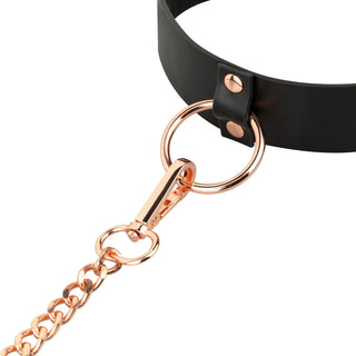 Roséguld Halsband med Koppel är ett elegant svart halsband tillverkat av veganskt läder, med utsökta roségulddetaljer i kedjan och låsfästet.