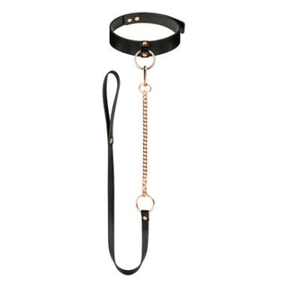 Roséguld Halsband med Koppel är en svart choker tillverkad av veganskt läder, med en kedja och kopplat koppel med eleganta roségulddetaljer.