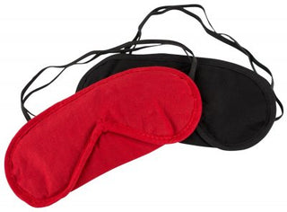 2-Pack Ögonmask innehåller två snygga sömnmasker, en livlig röd och den andra klassisk svart, konstfullt arrangerade på en orörd vit bakgrund. Varje mask är designad med elastiska band för en bekväm passform, perfekt för en god natts sömn.