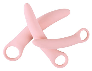 Vaginal Trainers Set innehåller två rosa silikontrainers med ergonomiska former och ögla handtag.