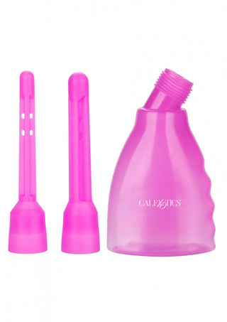 Intim Dusch 160ml är en rosa flaska med ett ergonomiskt grepp, med två plastmunstycken av olika längder och funktioner för personlig vård. Idealisk för analrengöring, den visar stolt upp varumärket CalExotics.
