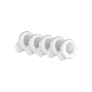 Fem vita, runda öronsnäckor är arrangerade diagonalt på en vanlig bakgrund, som påminner om de precisionskonstruerade Munstycke 5-Pack Satisfyer-spetsarna.