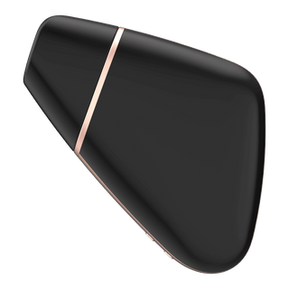 Ett elegant glasögonfodral i svart och guld på en transparent bakgrund, som utstrålar sofistikering som liknar Satisfyer Love Triangle - Lufttrycksvibrator.