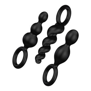 Satisfyer Booty Calls-setet har tre svarta analpluggar av silikon i olika design och storlekar, var och en med ett öglehandtag för enkel borttagning.
