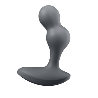 En grå, abstrakt skulptur med släta, kurviga former på en ljus bakgrund speglar den flytande elegansen i Satisfyer Deep Diver Plugs design.
