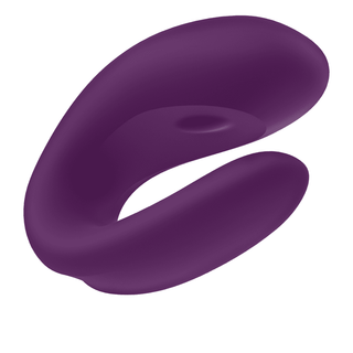 En elegant U-formad modern skulptur i livfull lila har mjuka kurvor på en orörd vit bakgrund, som återspeglar den eleganta designen och den innovativa dubbelstimuleringen av Satisfyer Double Joy.