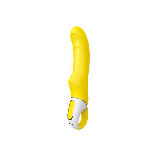 Satisfyer Yummy Sunshine är en gul och vit handhållen elektrisk mixer med ett ergonomiskt handtag, tillverkad av kroppssäker silikon, visad på en vit bakgrund.