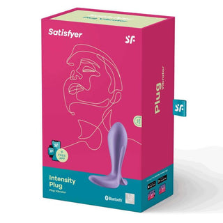 Boxen med Satisfyer Intensity Plug App, i rosa och blått, har en linjeteckning av ett ansikte bredvid produktbilden, vilket framhäver dess unika vibrationsmönster för förbättrad anal stimulering.