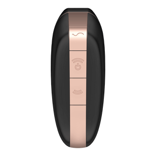 Denna eleganta handhållna enhet i svart och guld har knappar prydda med olika symboler, som påminner om Satisfyer Love Triangle - Lufttrycksvibrators design.