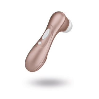 Den eleganta Satisfyer Pro 2 Next Generation, en handhållen massageapparat i brons med en vit silikonspets och två knappar, designad för lufttrycksstimulering, sitter på en orörd vit bakgrund och lovar förbättrad avslappning.