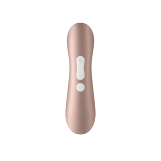 Satisfyer Pro 2+ Vibration är en roséguld handhållen klitorisstimulator med vita knappar, med en elegant böjd design. Sett från toppen mot en neutral bakgrund erbjuder den saliga upplevelser med sin innovativa lufttrycksvågor-teknik.