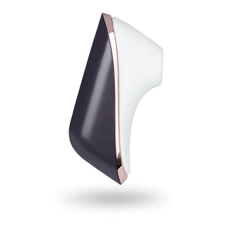 Satisfyer Pro Traveller, en elegant, modern handhållen enhet med svart framsida, vit baksida och roséguldaccenter, flyter mot en vit bakgrund och visar upp avancerad tryckvågsteknik för en förbättrad upplevelse.