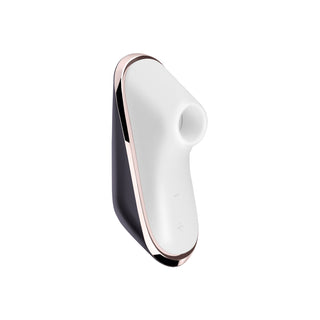Satisfyer Pro Traveller är en snygg handhållen enhet i vitt och svart med roséguldaccenter och ett munstycke, med innovativ tryckvågsteknik för oöverträffad prestanda.